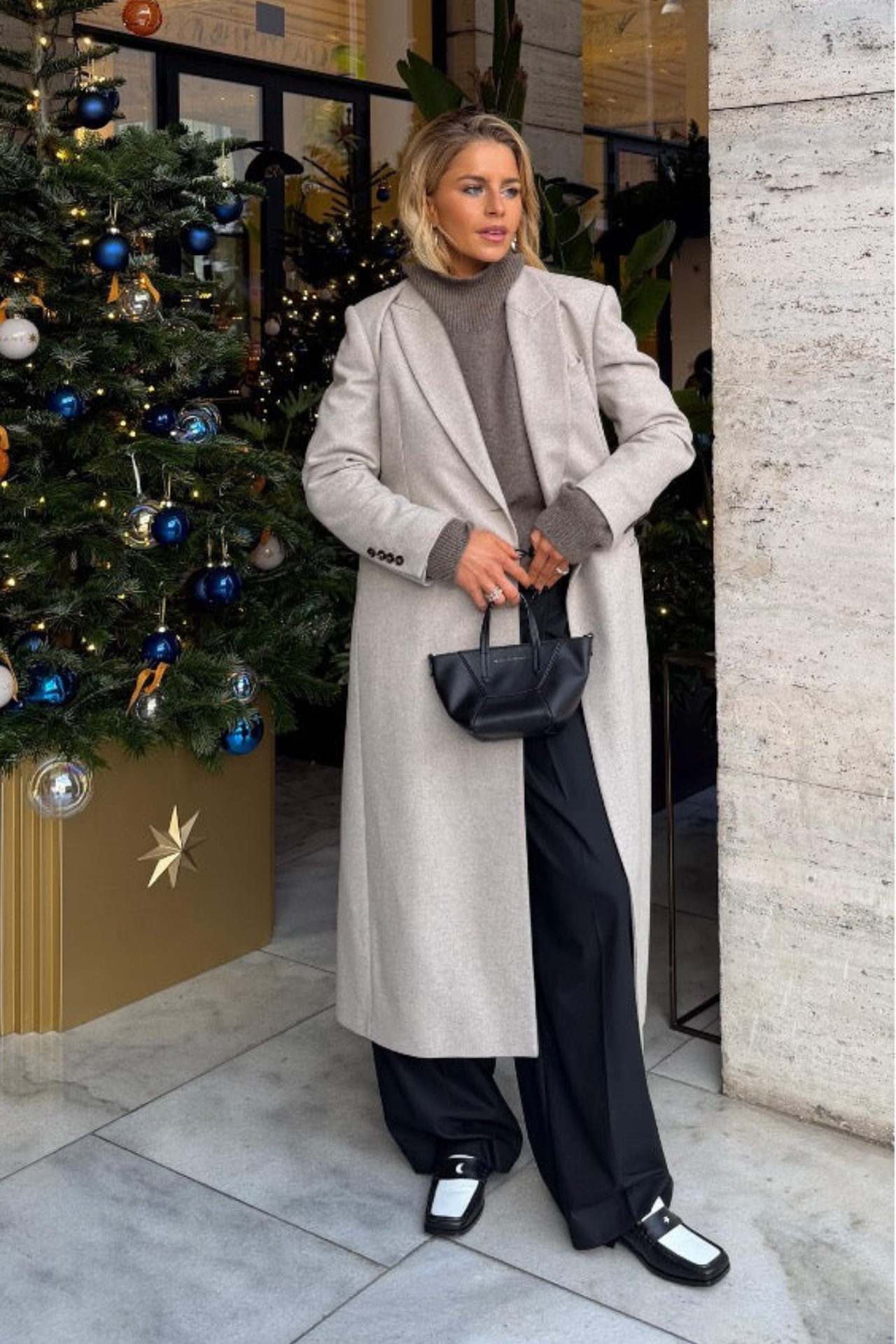 CAROLINE DAUR