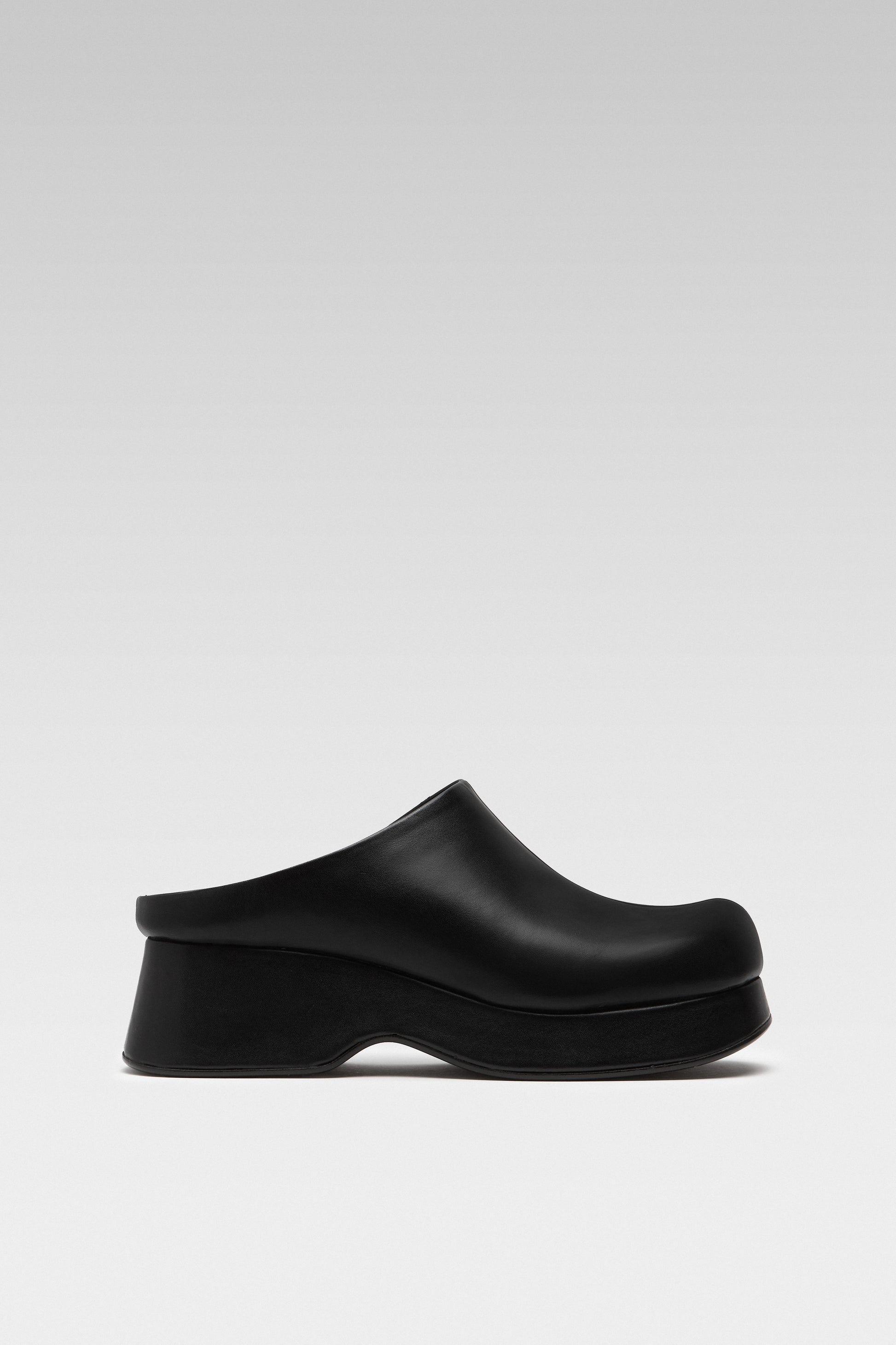 Side view of EDLA Venus black mules for women crafted from leather with a platform heel.