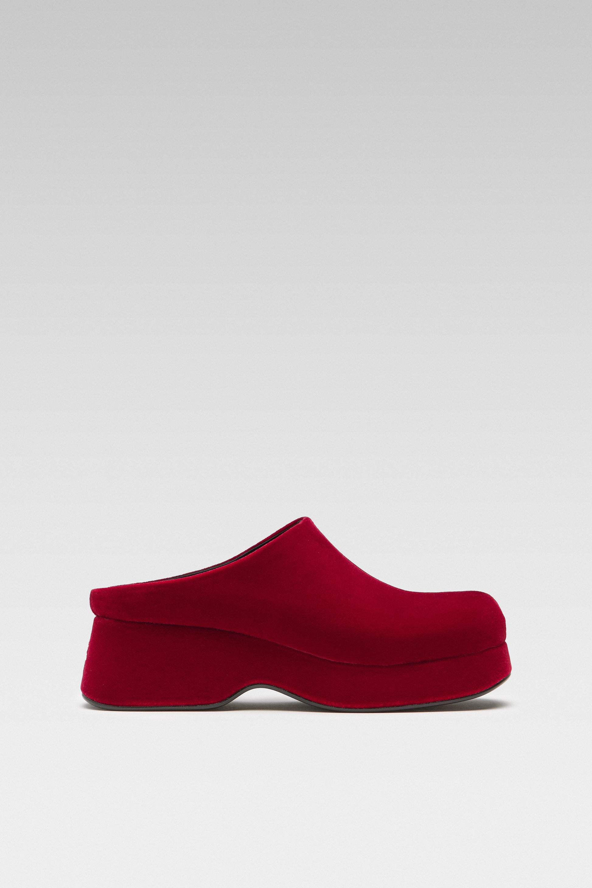 Side view of EDLA Venus red mules for women crafted from velvet with a platform heel.