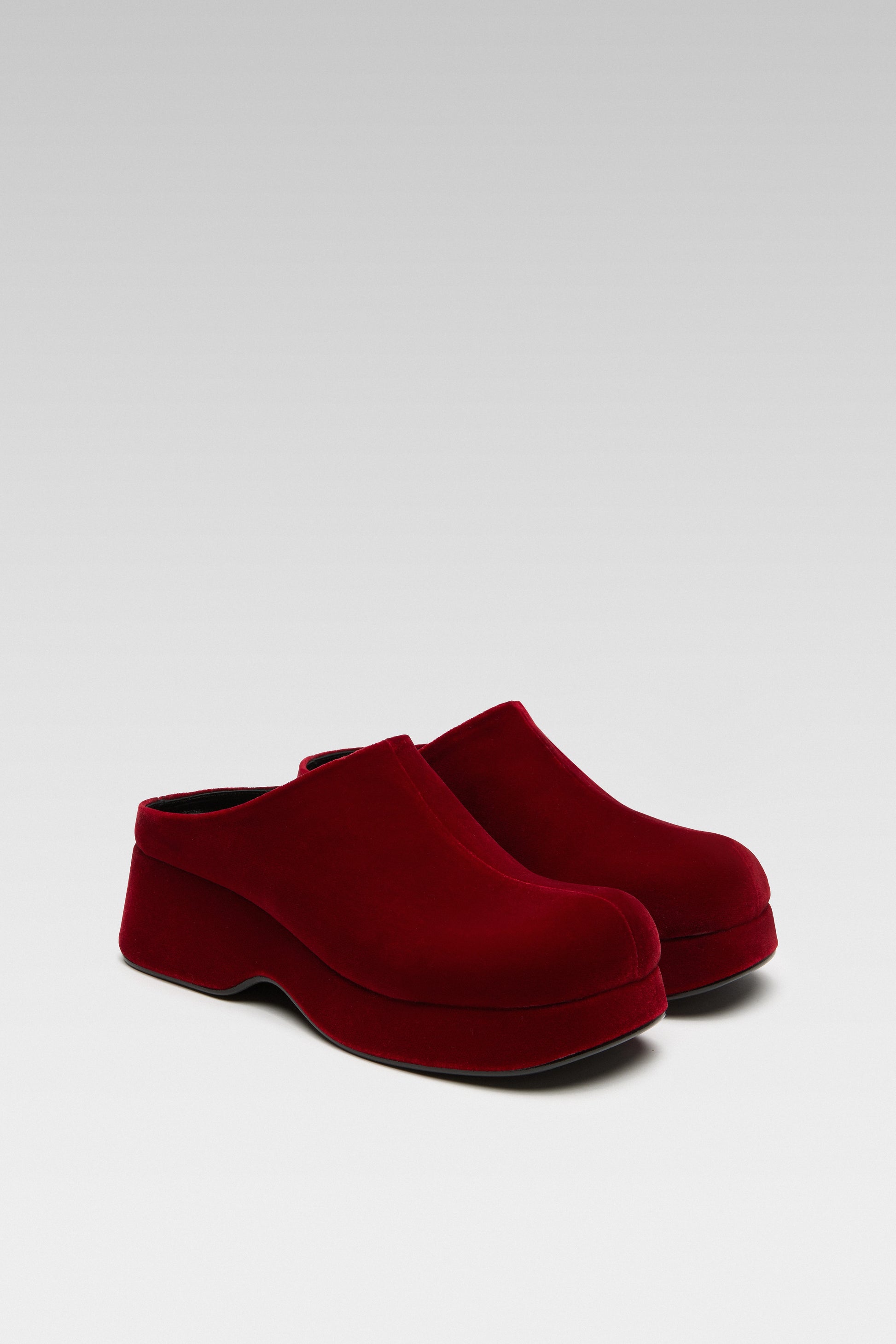 Three quarter view of EDLA Venus burgundy mules for women crafted from velvet with a platform heel.